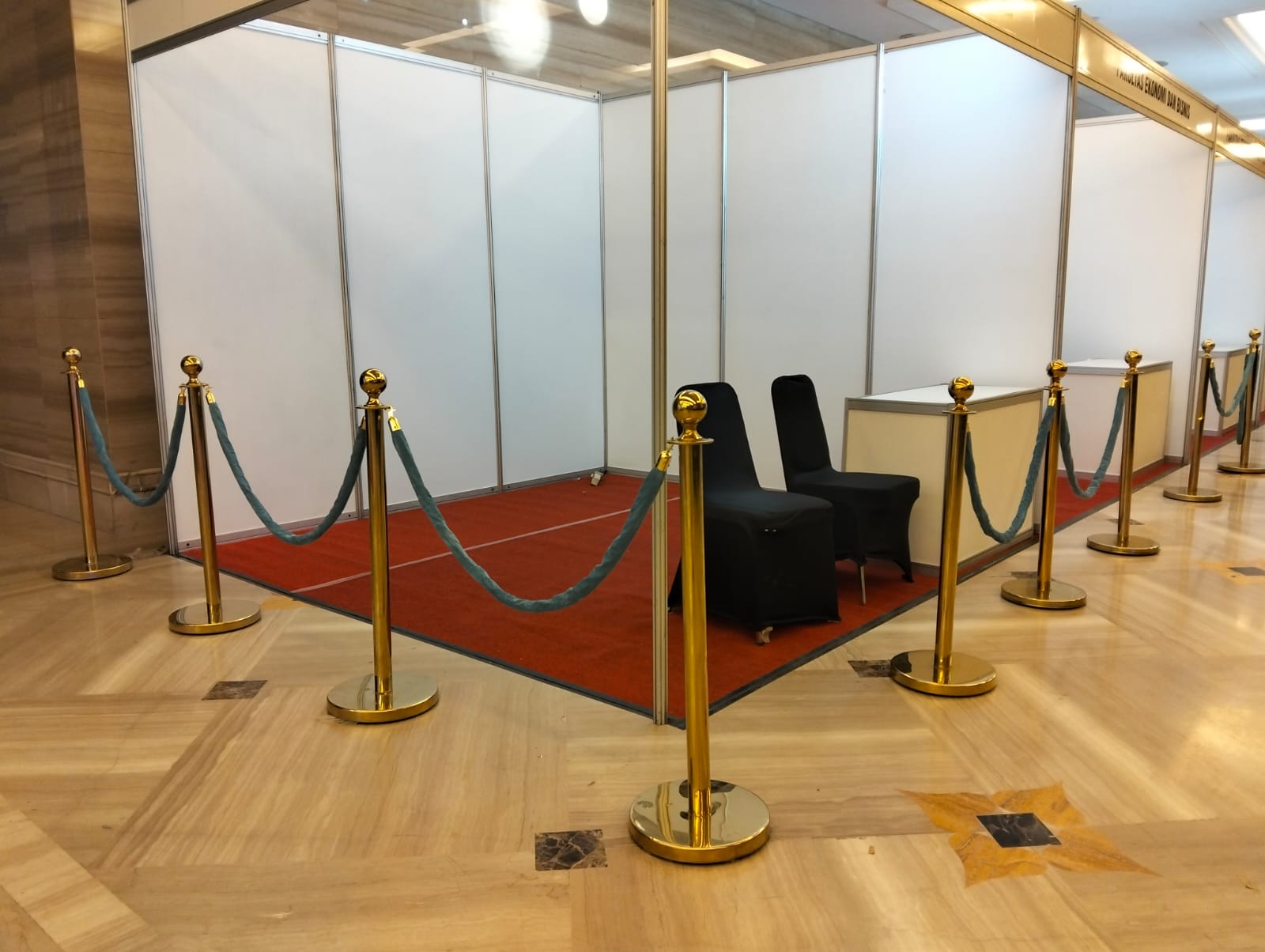 Sewa Tiang Antrian Bludru Jakarta Pusat