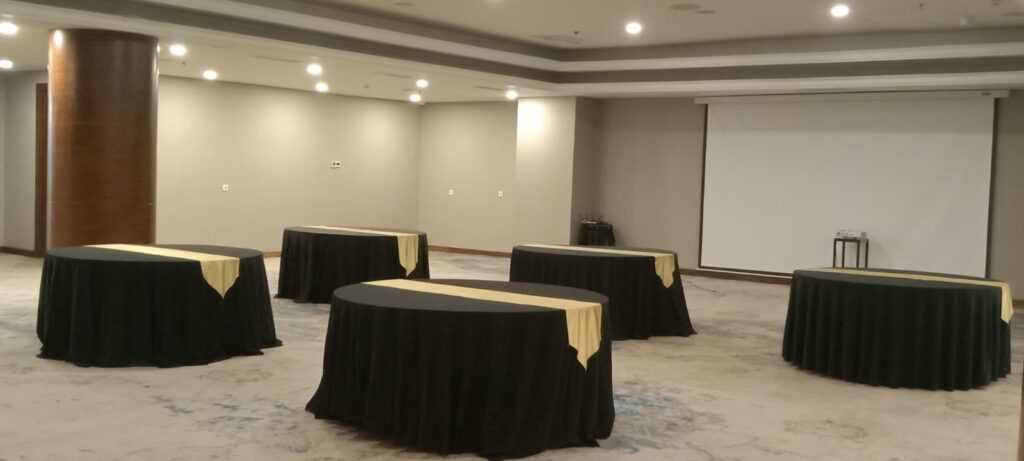 Sewa Meja Bulat Bekasi Timur