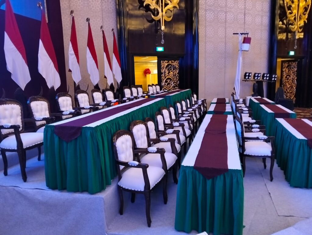 Sewa Kursi Kayu VIP Bogor