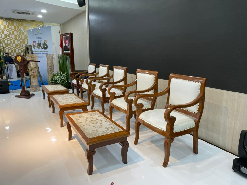 Sewa Kursi Kayu VIP Bogor