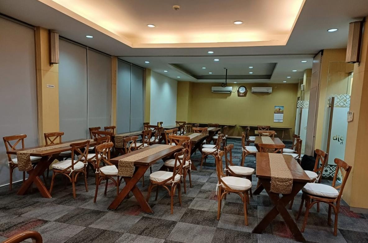 sewa kursi crossback kayu