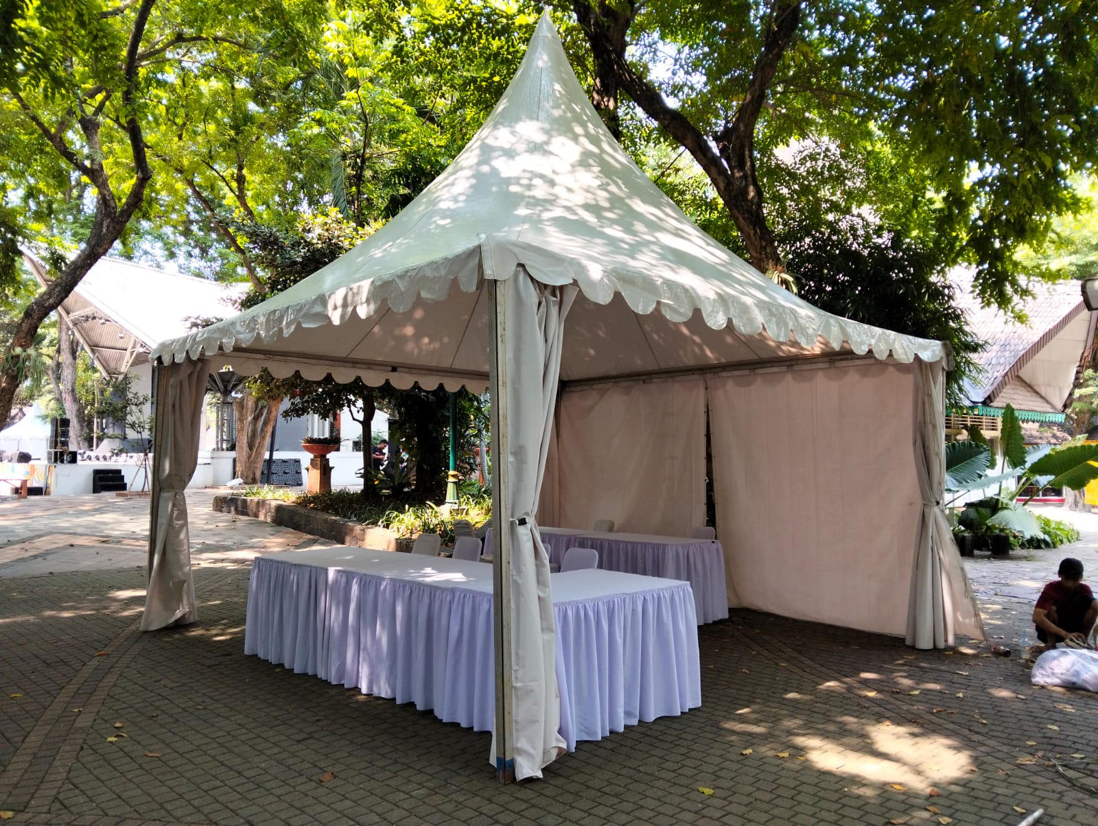 sewa tenda kerucut putih