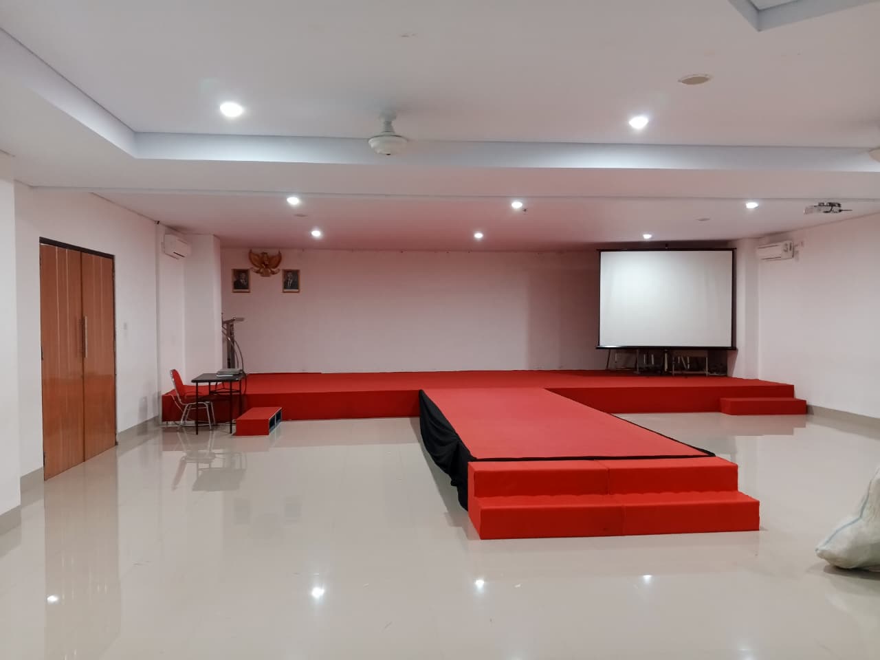 sewa panggung catwalk
